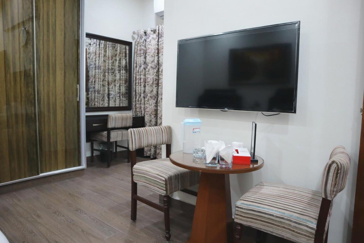 Hayyat Luxury Hotel Suites Лахор Экстерьер фото